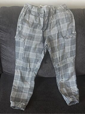 Tinseltown Black & White Plaid Cargo Jogger Pants